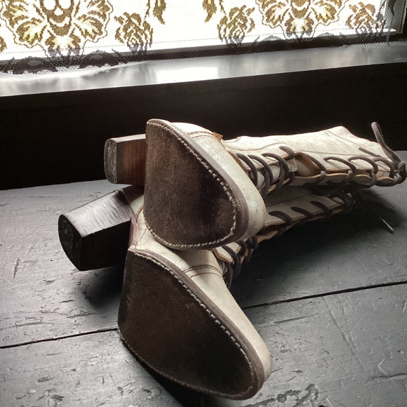 LEATHER VICTORIAN DISTRESSED BOOTS 9 + WIDE - COTTAGECORE - Picture 5 of 8